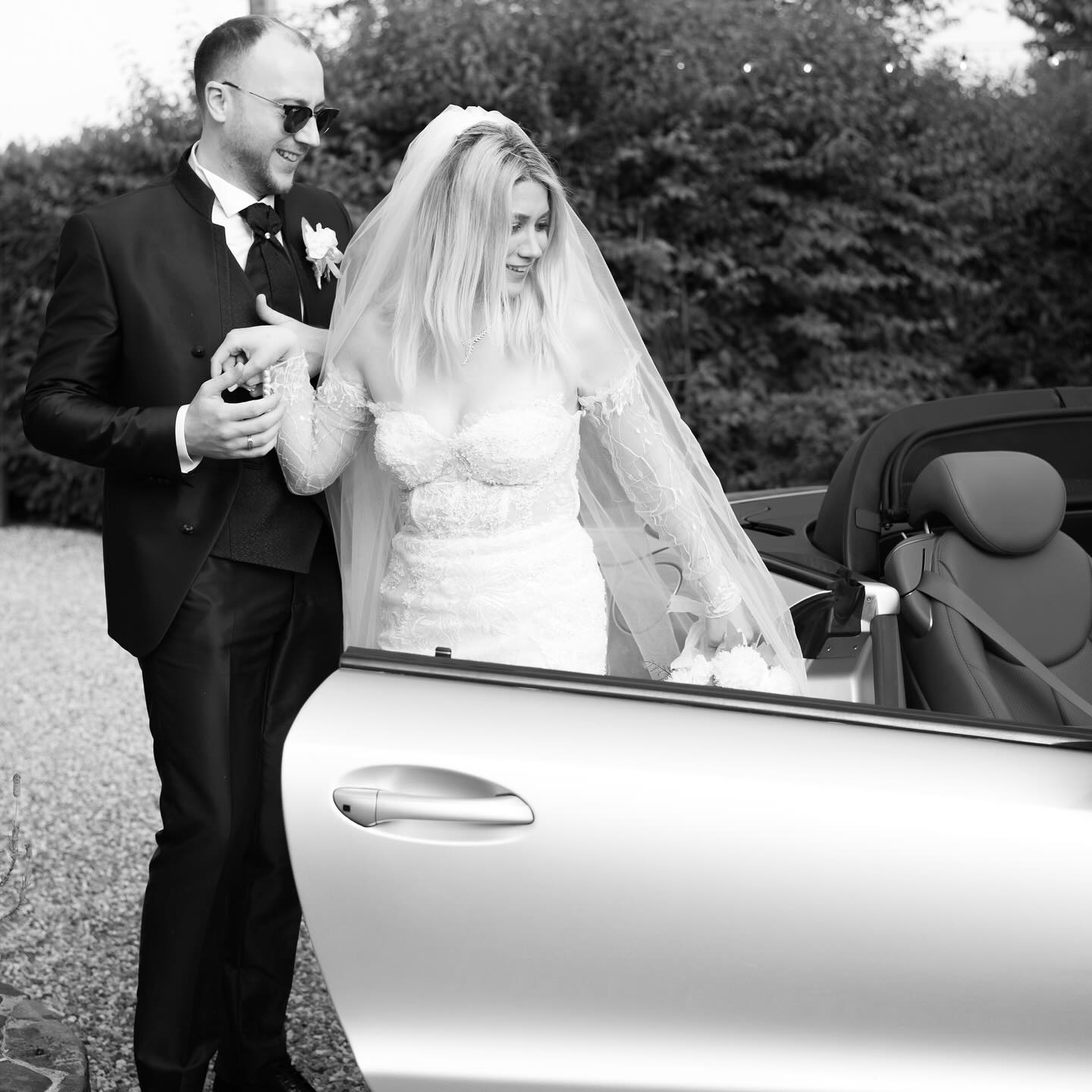 Sposa che sale in auto d'epoca